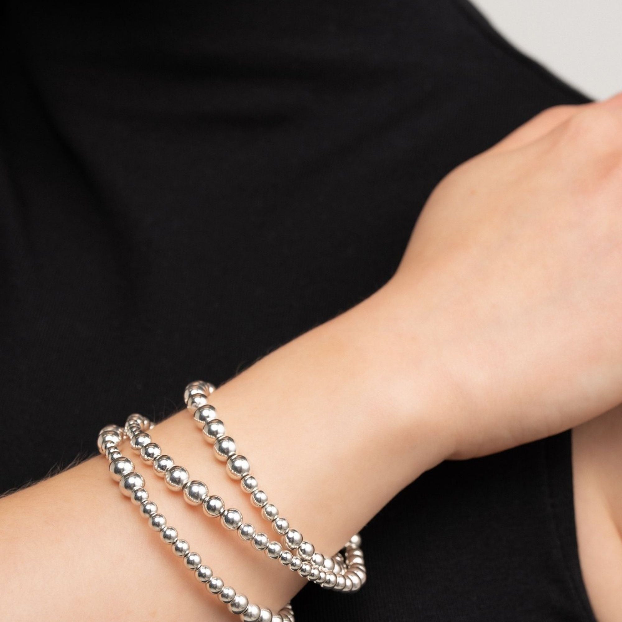 Ananke hand-shaped wire bracelet close-up – Omasi Collection Finland