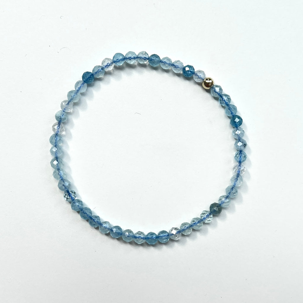Aria aquamarine bead bracelet in 14K Goldfilled, flat lay – Omasi Collection Finland