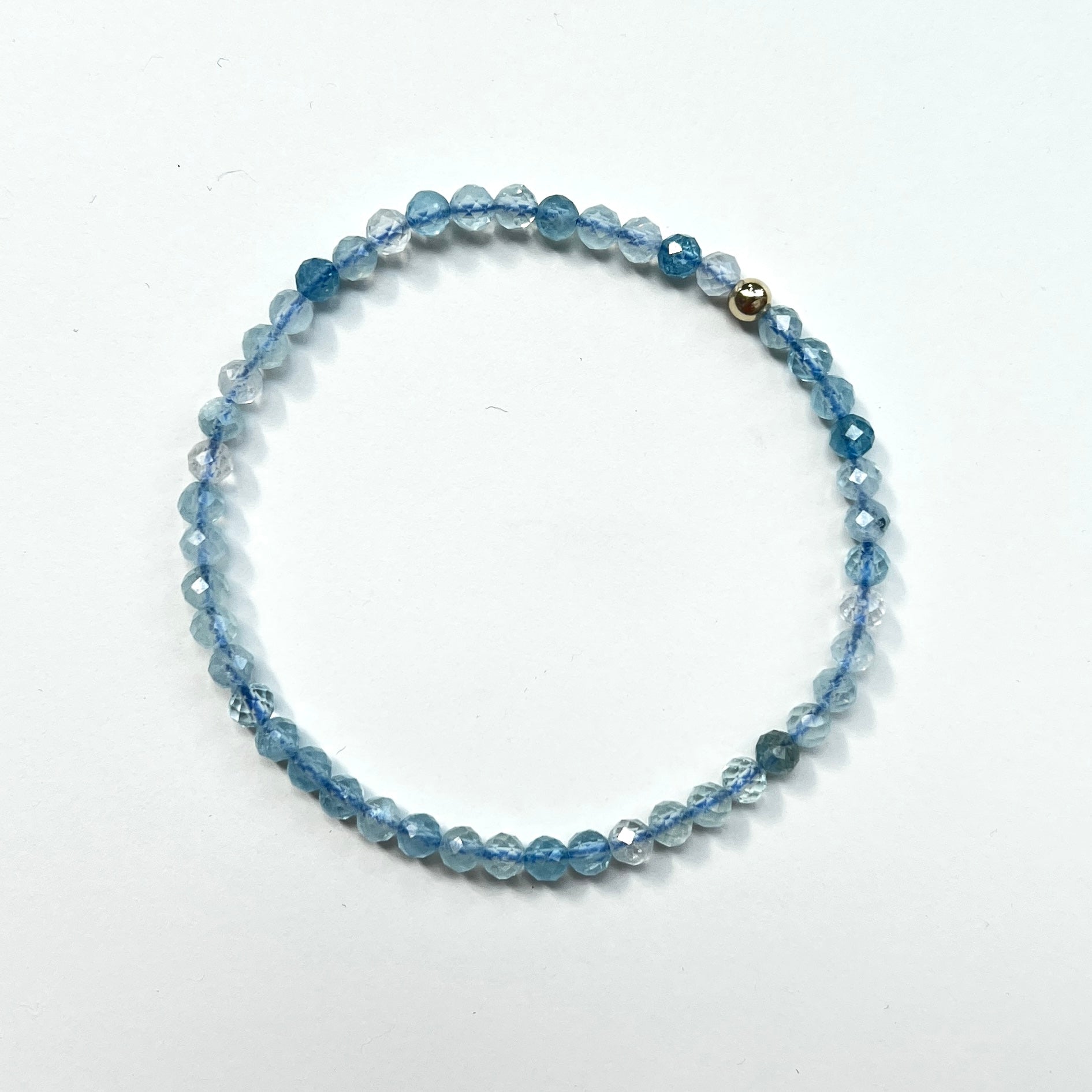 Aria aquamarine bead bracelet in 14K Goldfilled, flat lay – Omasi Collection Finland