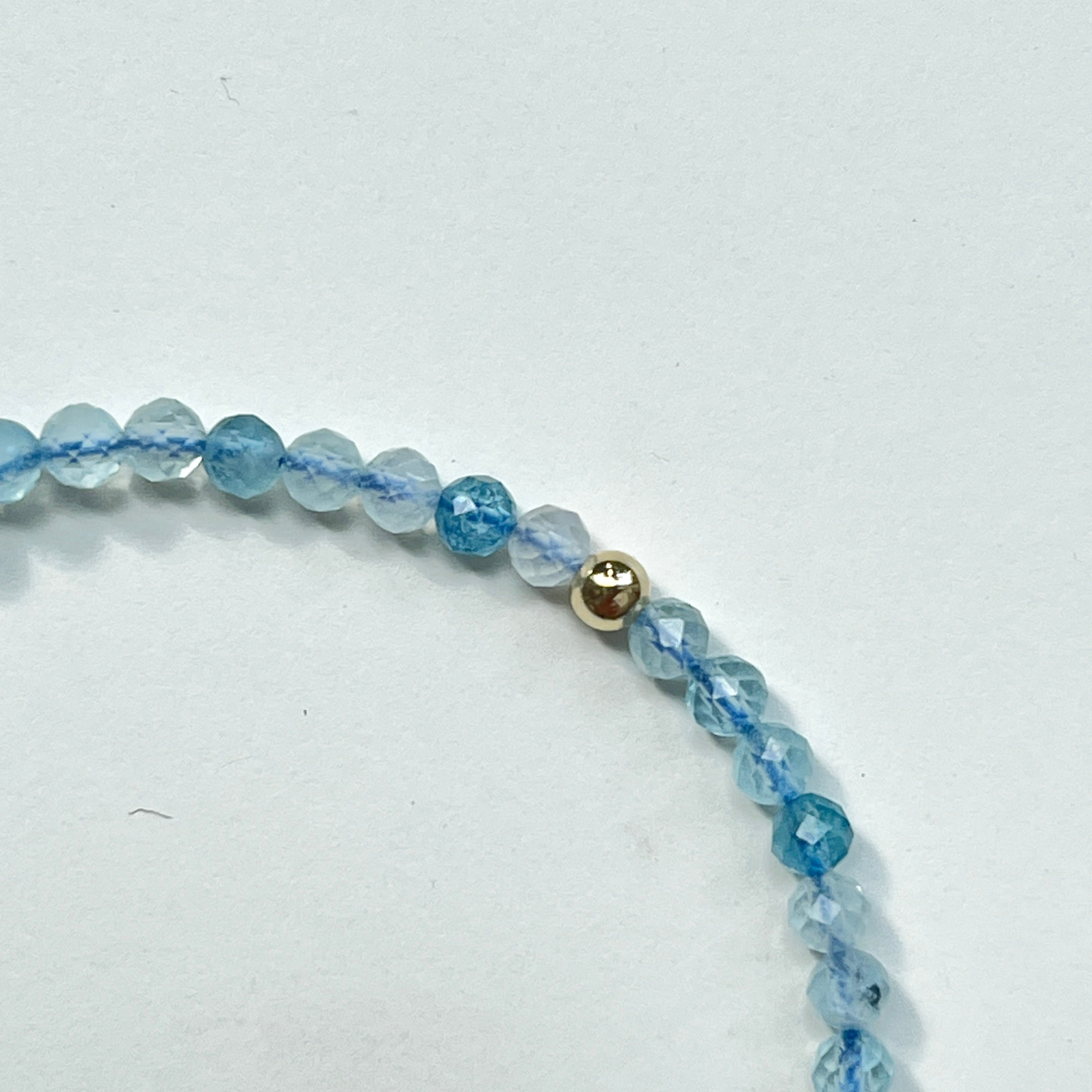 Close-up of the Aria aquamarine bead bracelet's 14K Goldfilled highlight bead – Omasi Collection Finland