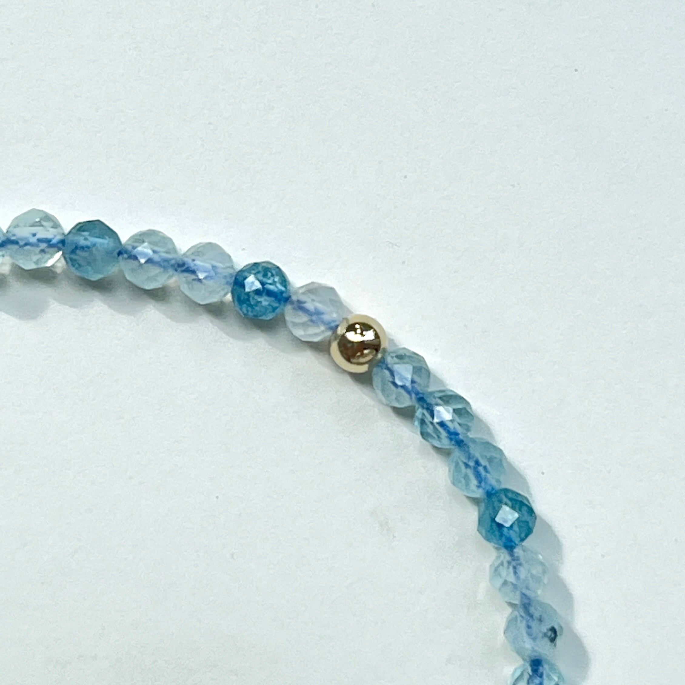 Close-up detail of the Aria aquamarine bead bracelet's 14K Goldfilled highlight bead – Omasi Collection Finland