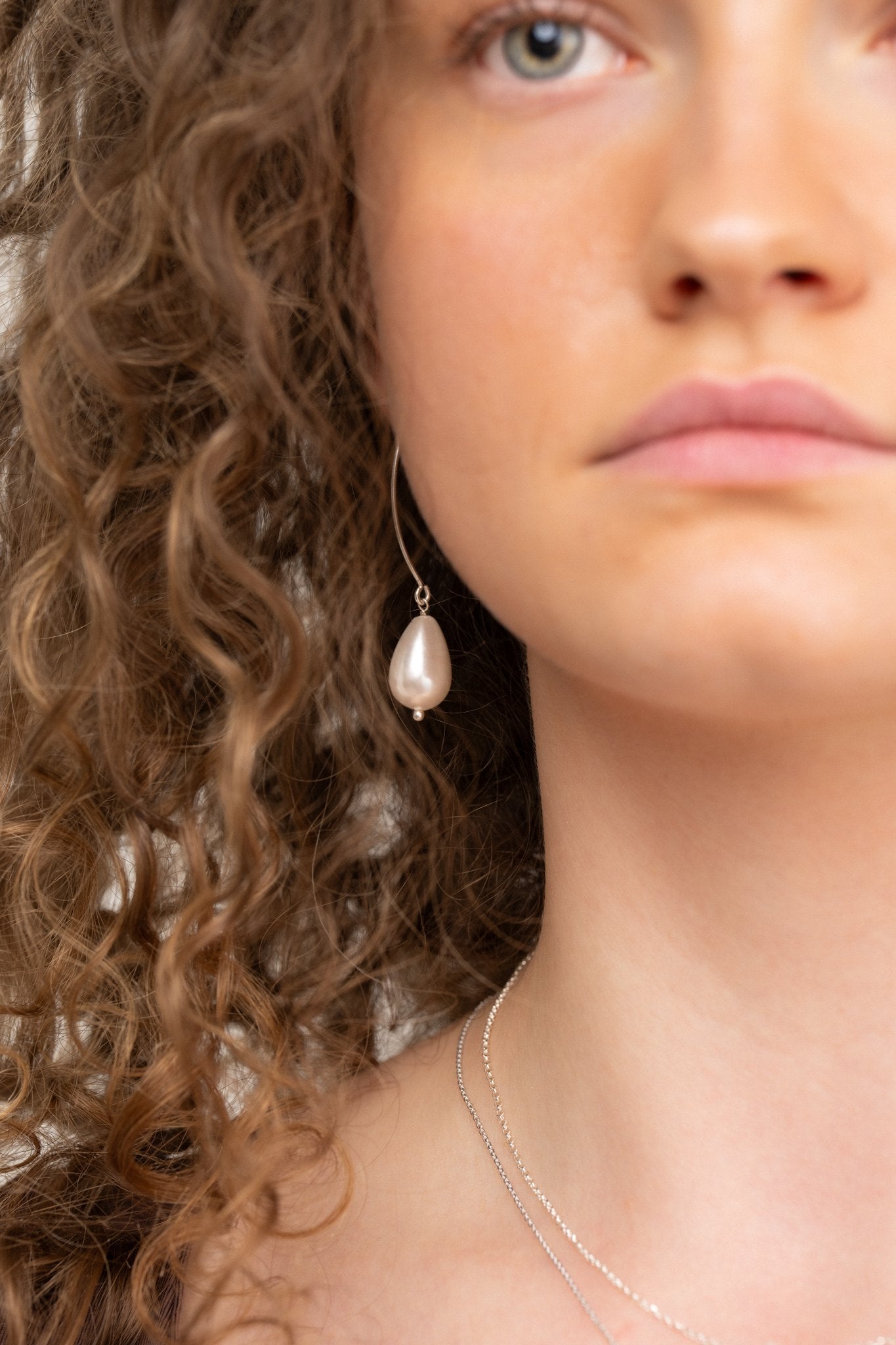 Arina shell pearl earrings on model – handmade minimalist jewellery Finland