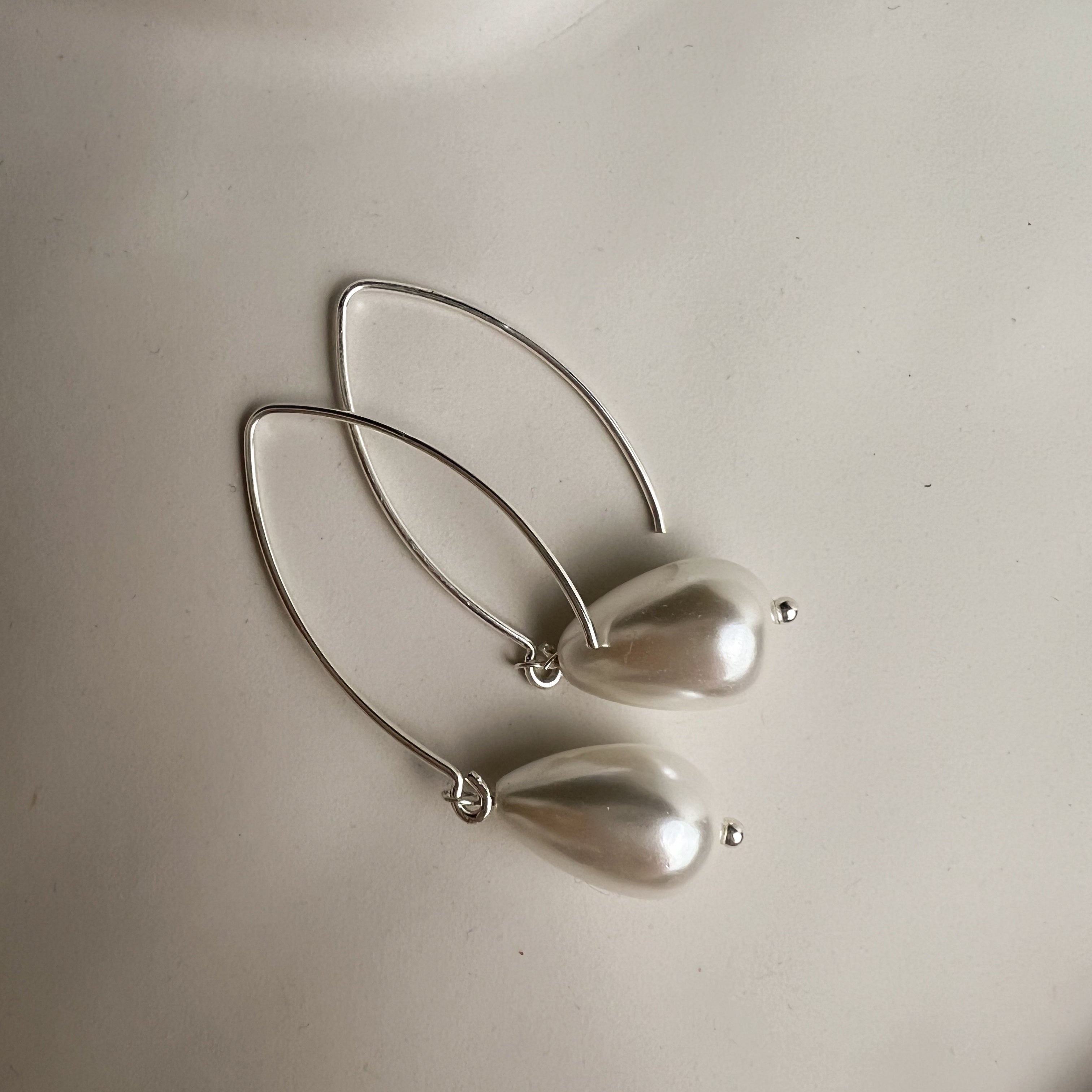 Arina silver shell pearl earrings flat lay – Omasi Collection Finland