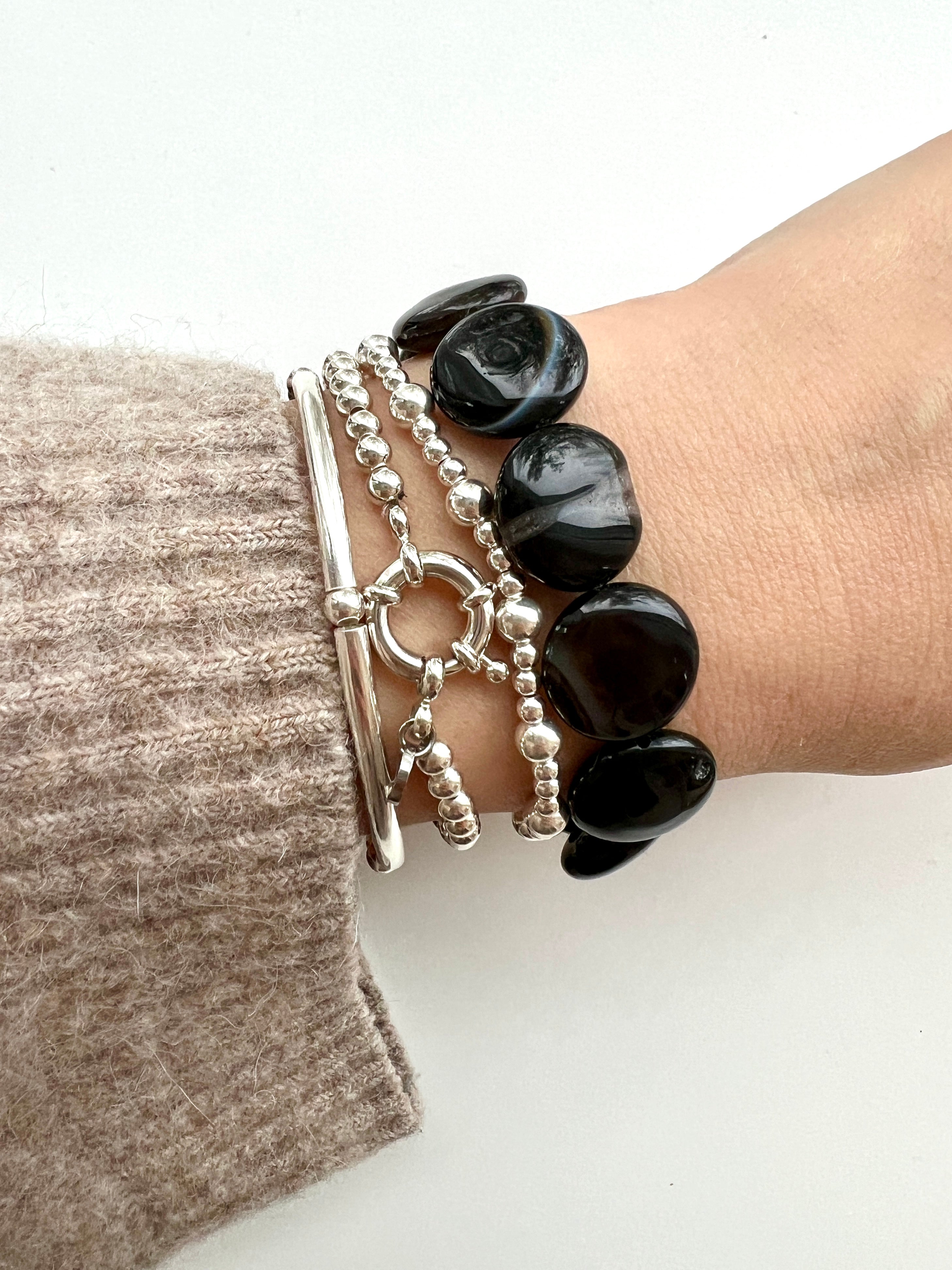 Arvo onyx bead bracelet on wrist – handmade minimalist jewellery Finland