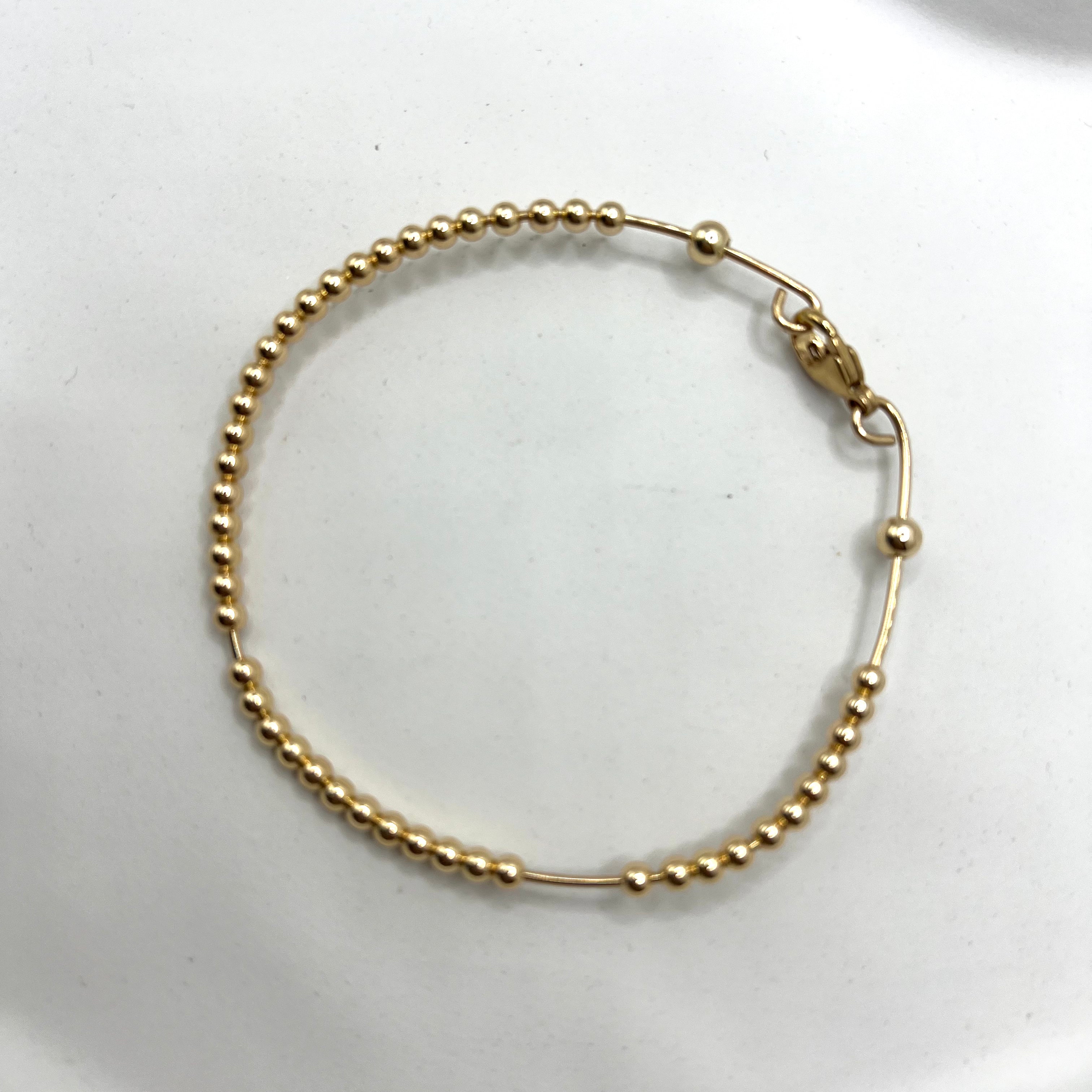 Aura gold-filled wire bracelet flat lay – Omasi Collection Finland