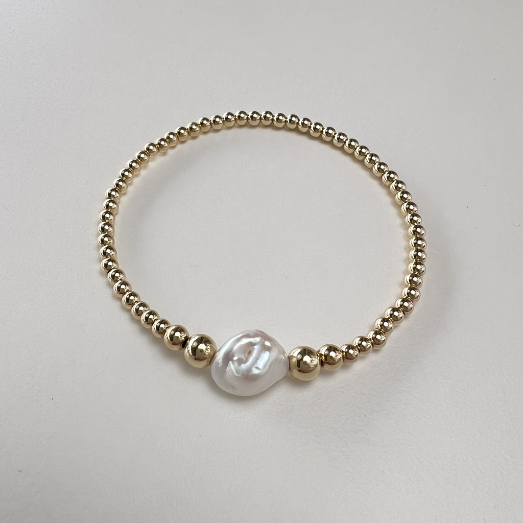 Belle gold-filled freshwater pearl bracelet flat lay – Omasi Collection Finland