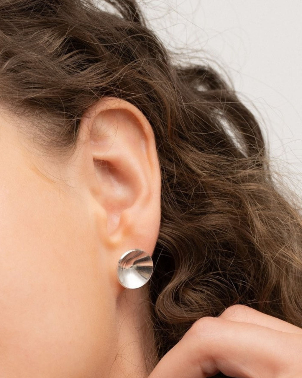 Halo sterling silver stud earrings close up– Omasi Signature collection Finland