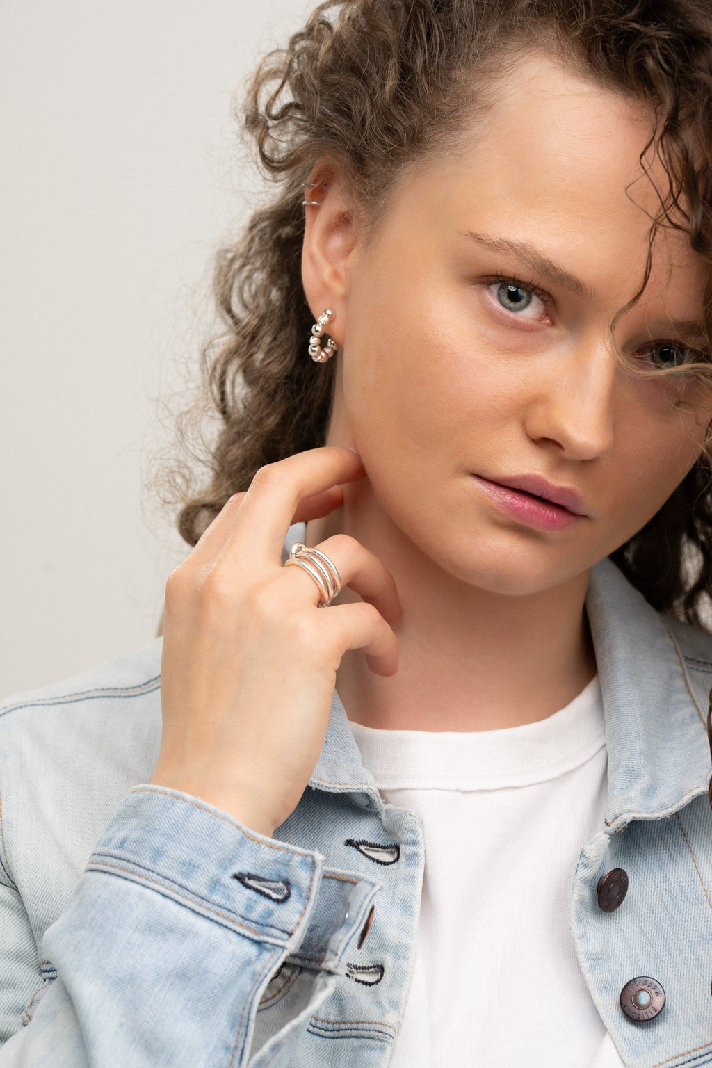 Ilona c-hoop silver earrings and isola ring on model – Omasi Collection Finland