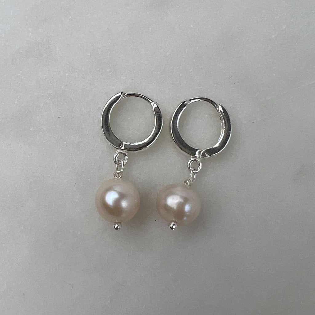 Jolie silver leverback pearl earring