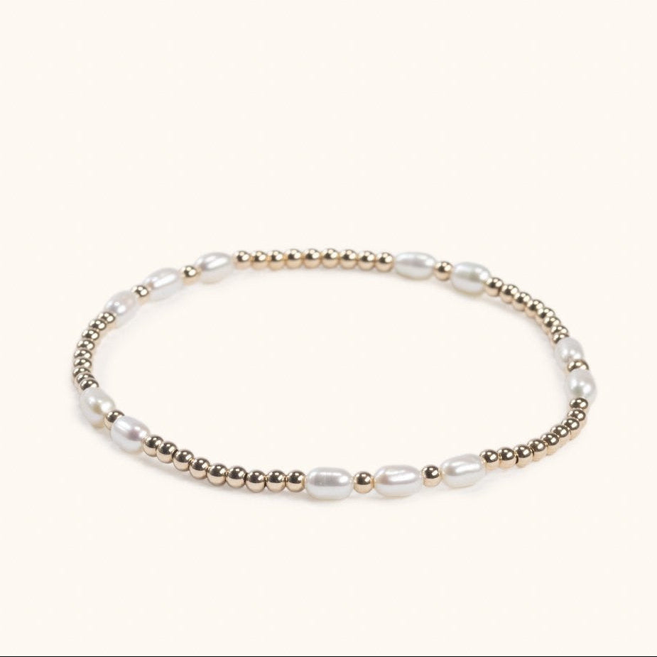 Perla gold-filled freshwater pearl bracelet flat lay – Omasi Collection Finland