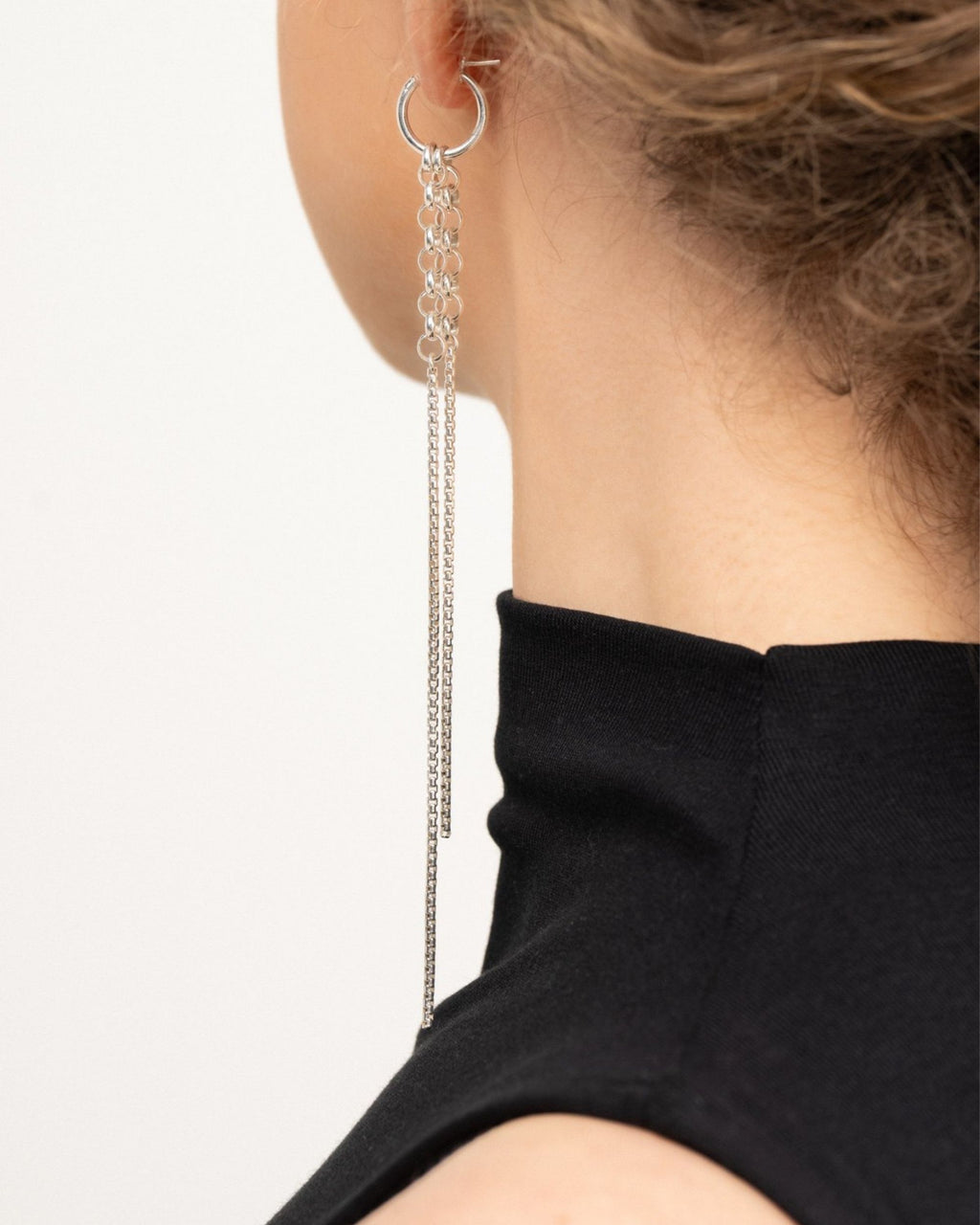 Vela earring close-up model Belcher chain detail – handmade silver jewellery Finland