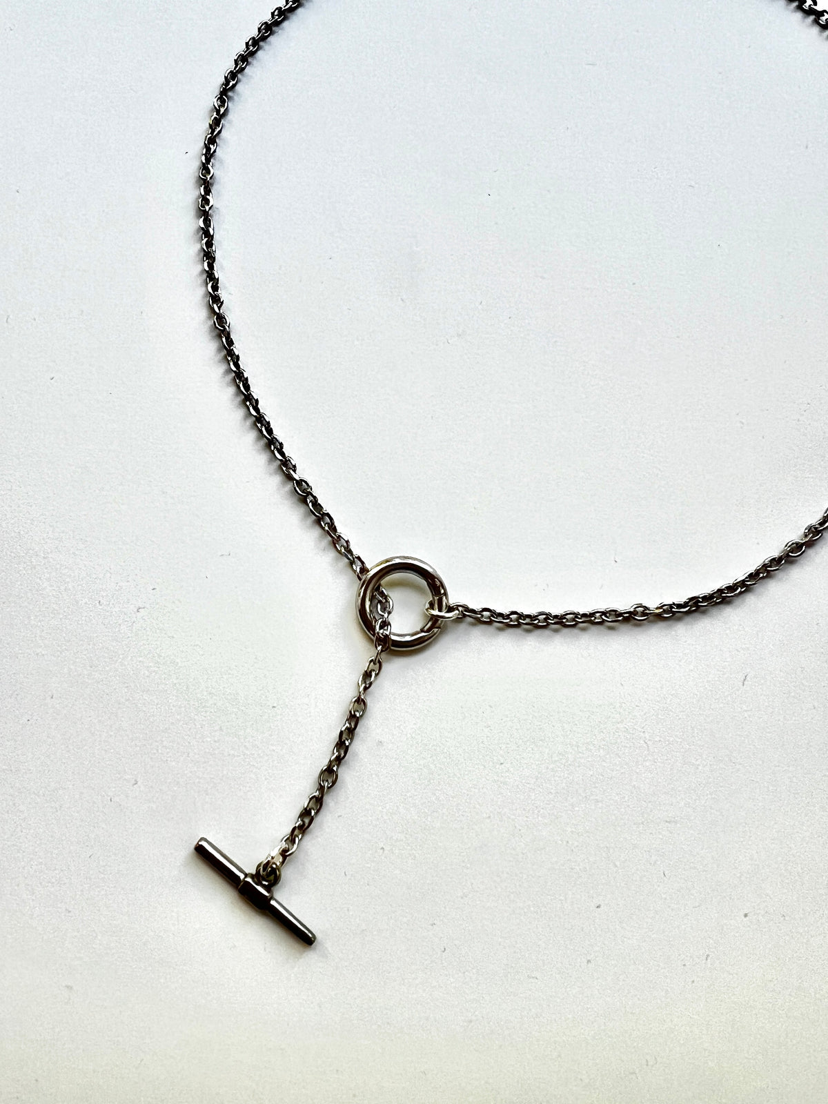 Mova silver tone loop necklace, close-up of the ring and T-bar drop in nickel-free surgical steel – Omasi Collection