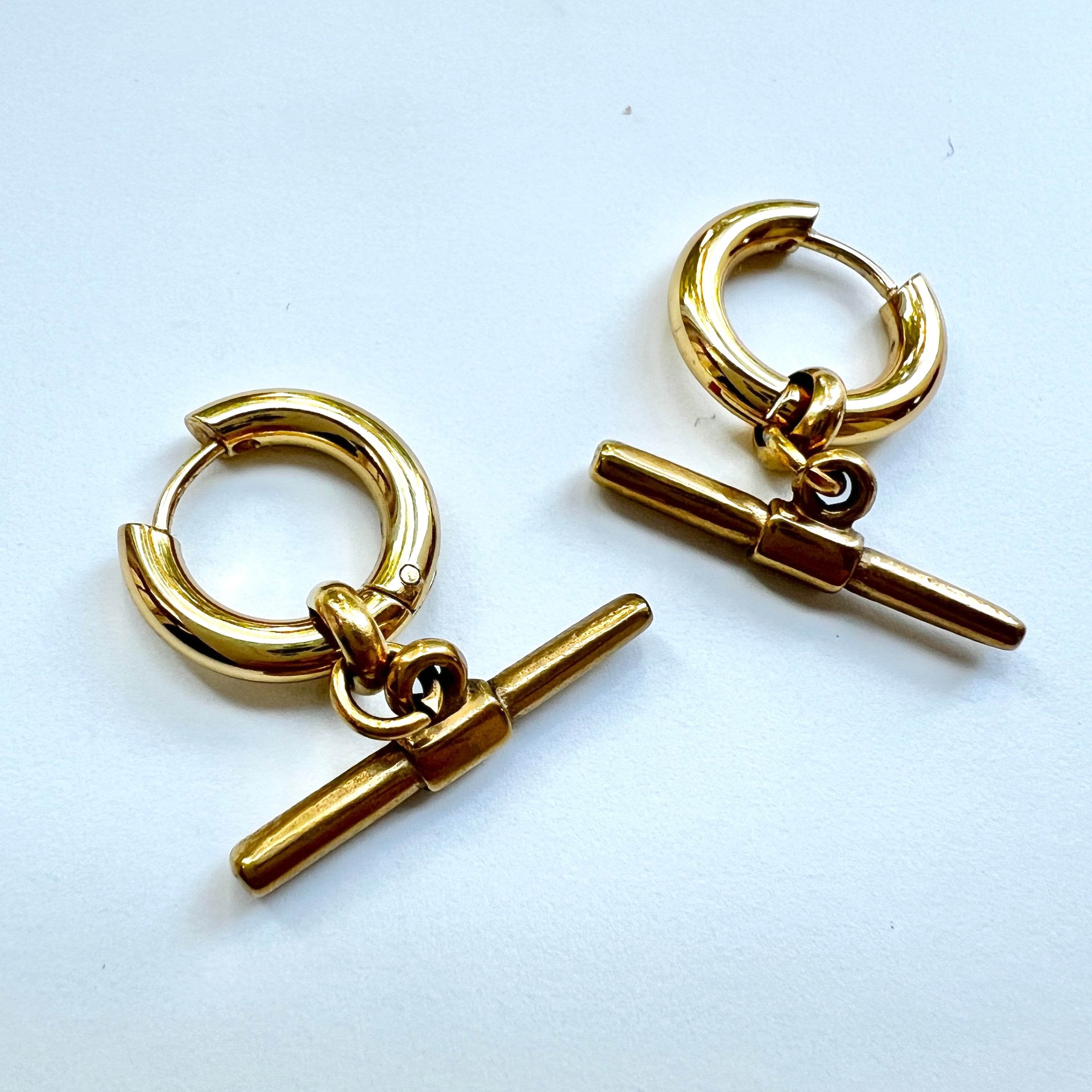 Mova silver tone T-bar hoop earring, close-up of the 15mm hoop and 23mm bar – Omasi Collection