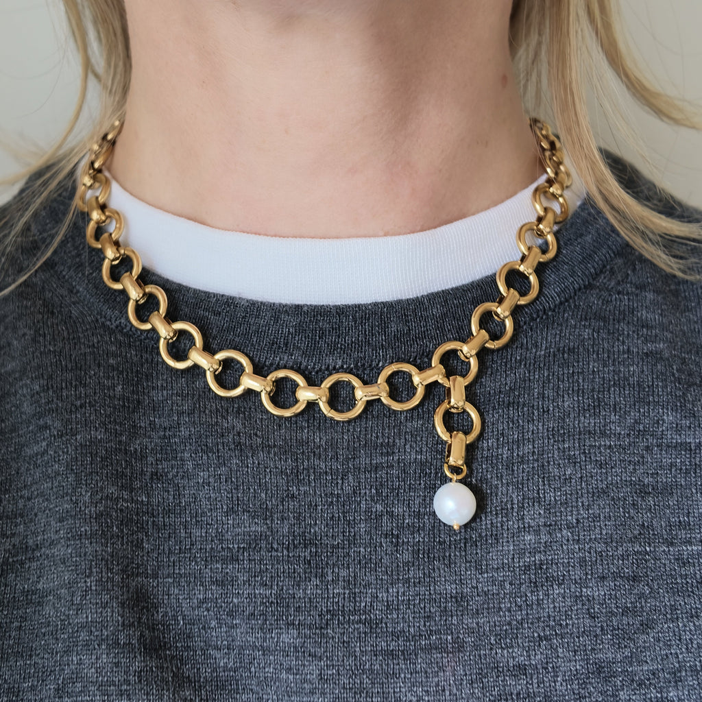 The Link Necklace Pearl in gold tone, chunky rolo chain with a baroque freshwater pearl drop in nickel-free surgical steel, worn – Omasi Collection