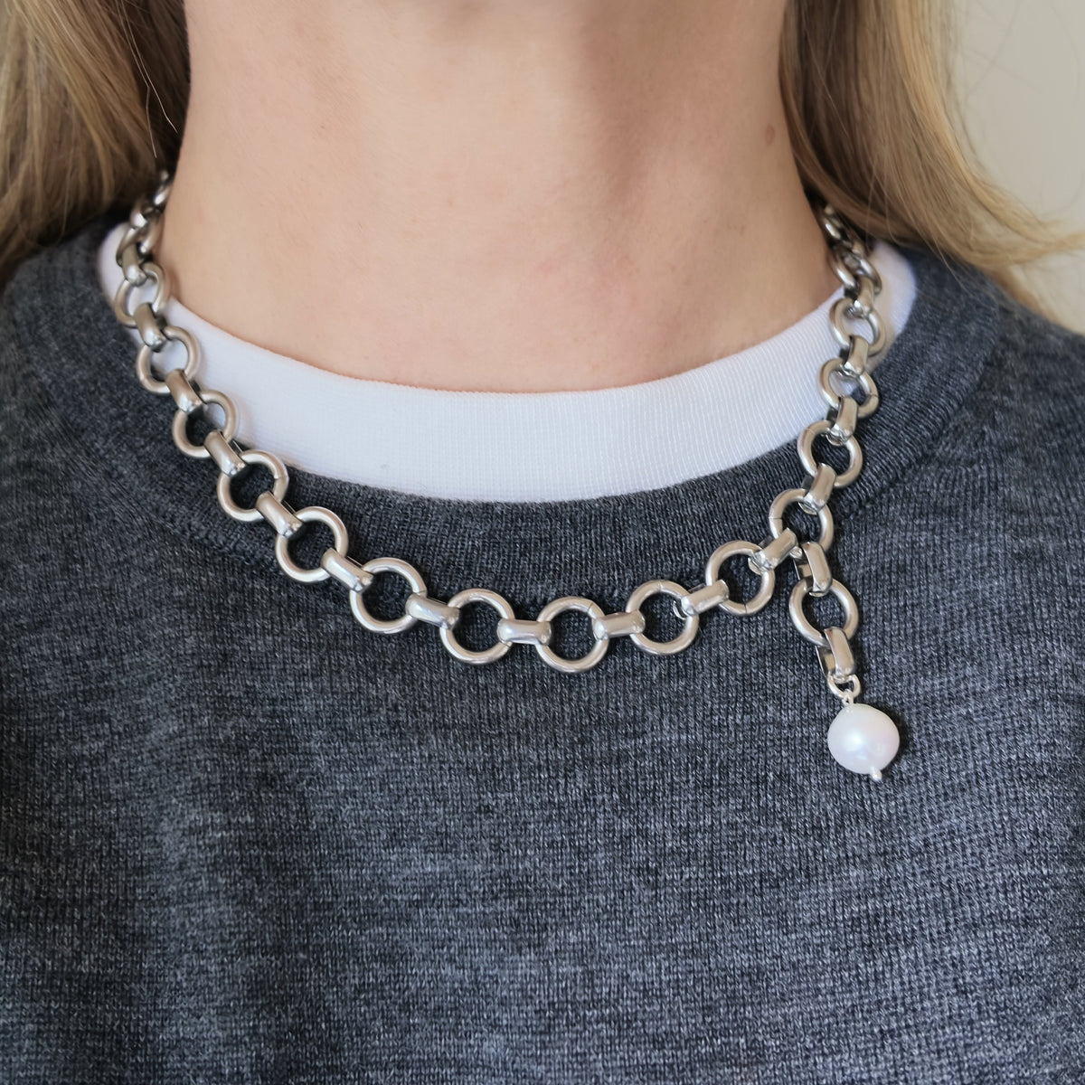 The Link Necklace Pearl in silver tone, chunky rolo chain with a baroque freshwater pearl drop in nickel-free surgical steel, worn – Omasi Collection